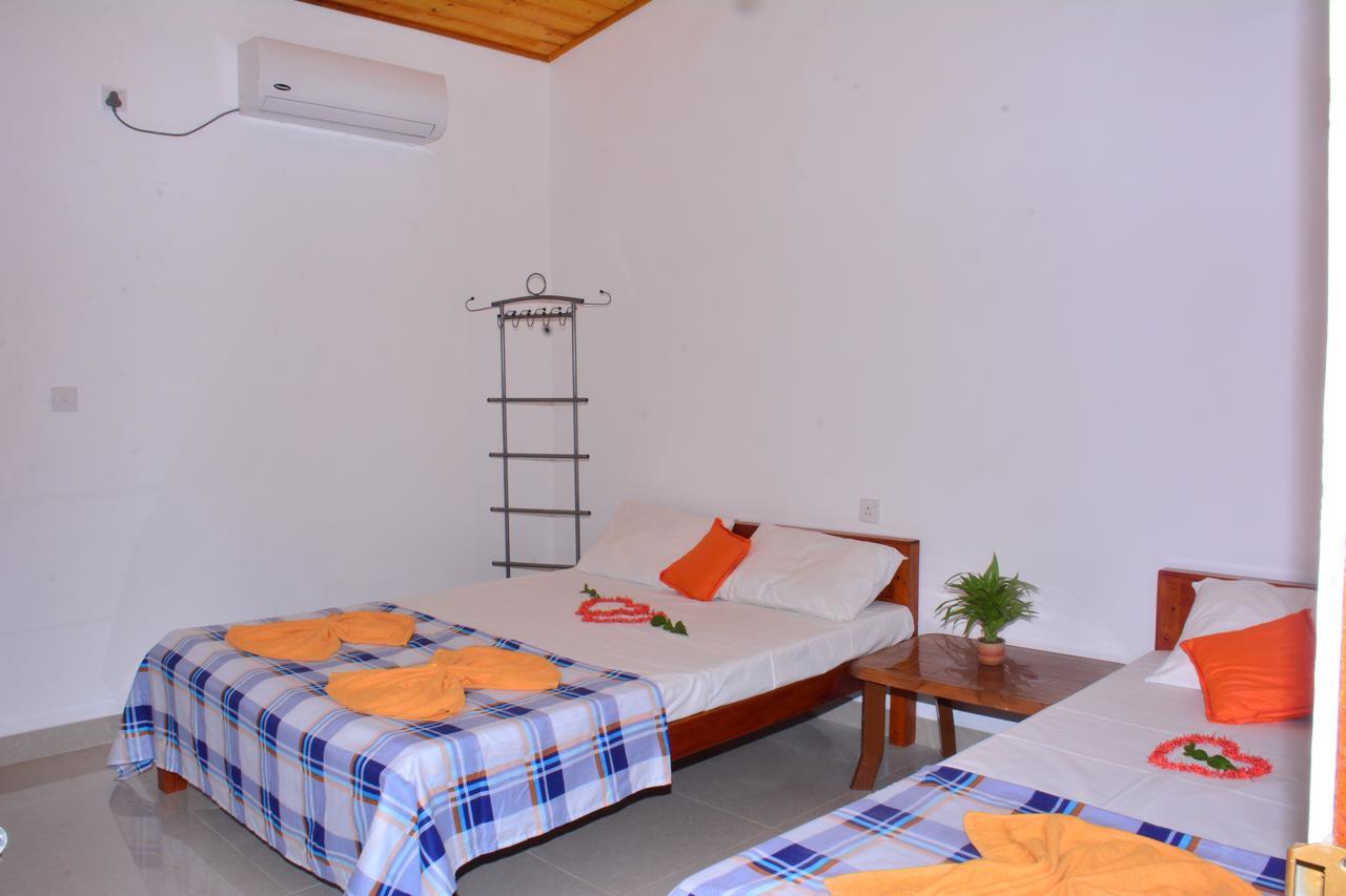 Pleasant Park Holiday Inn Тринкомалі Екстер'єр фото
